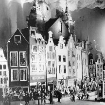 Bijenkorf Amsterdam Samen met een andere kunstenaar maakte Henny beroemde sinterklaas etalages in de jaren '60