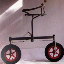Rocinante Henny Cahn vond omstreeks 1970 dit loopfietsje uit, te vroeg voor maatschappelijk succes vandaar de oorspronkelijke naam (Paard van Don Quichot) Later omgedoopt...